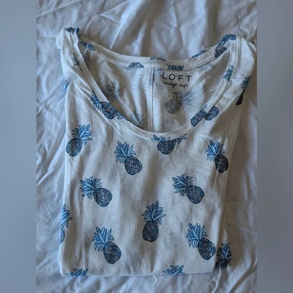 Women’s white tee w/ pineapples Size XL - Picture 2 of 10